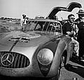 Gewinner: Karl Kling (verdeckt) und Hans Klenk siegen 1952 bei der dritten Carrera Panamericana Mexico auf Mercedes-Benz 300 SL (W 194).